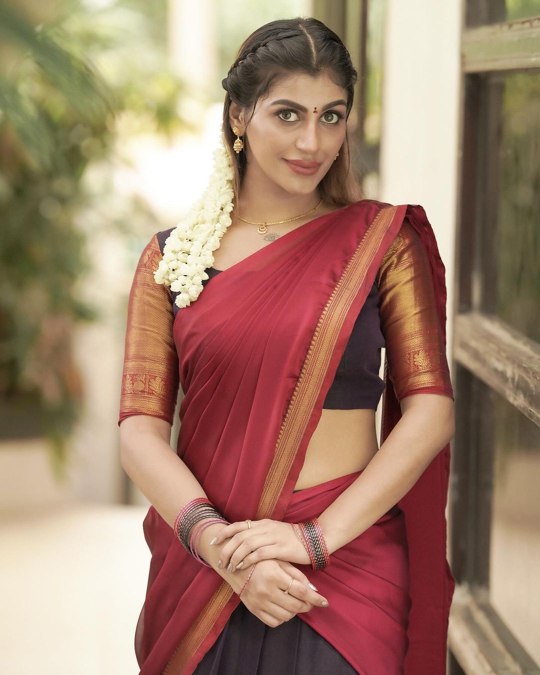 Actress Yashika Aannand hot saree pics