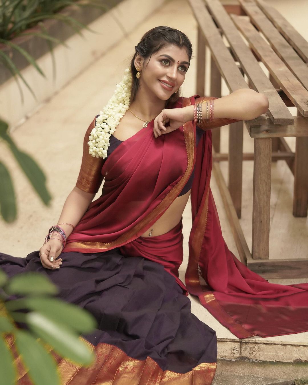 Actress Yashika Aannand hot saree pics