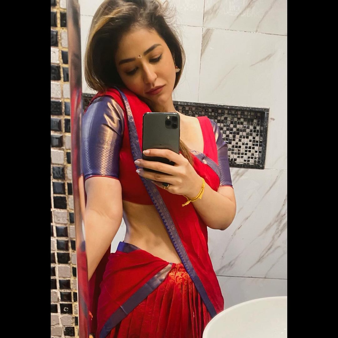 Priyanka Jawalkar sexy saree images 