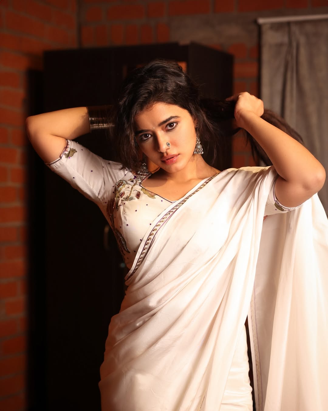 Actress Ketika Sharma sexy saree photos