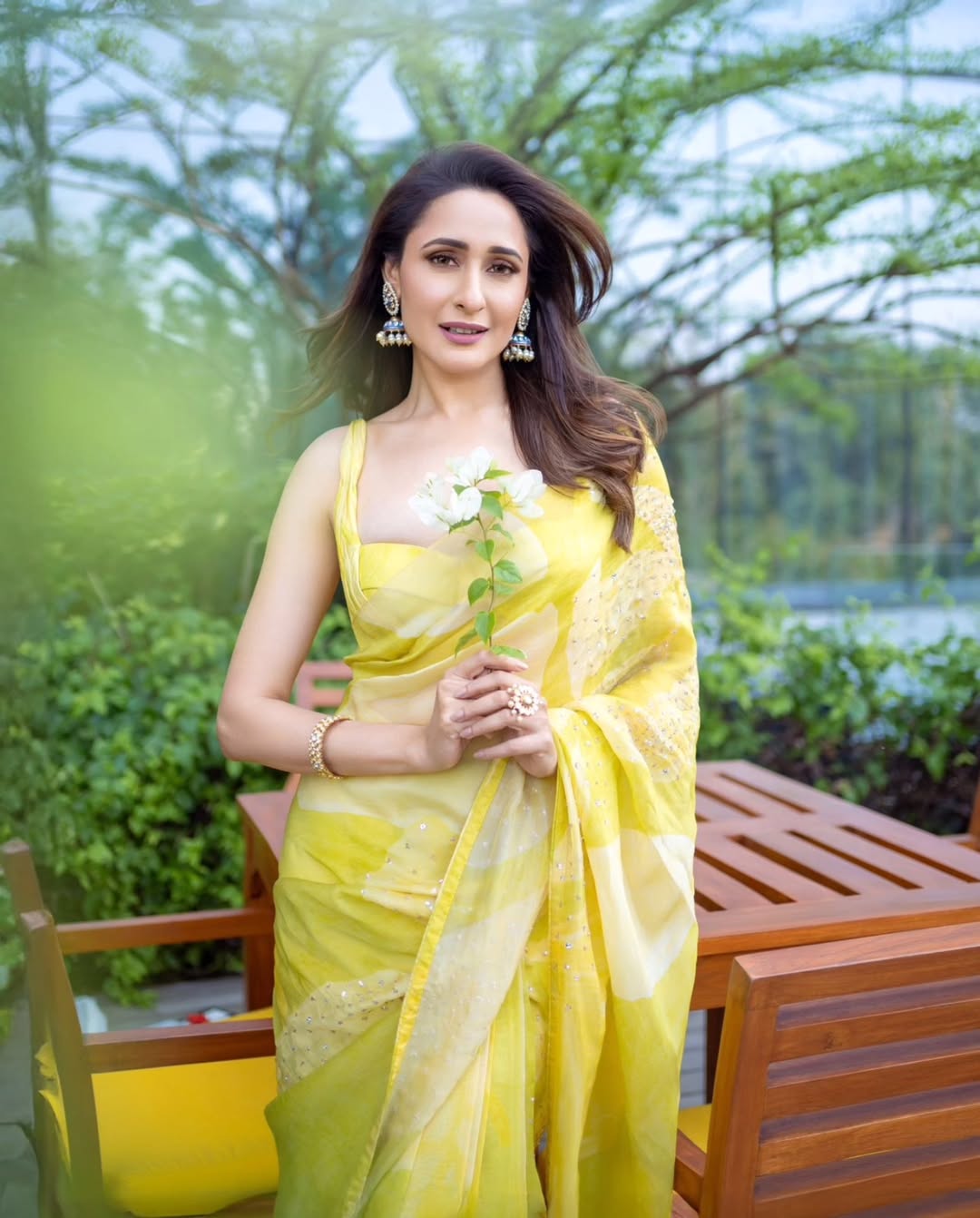 Actress Pragya Jaiswal hot saree images