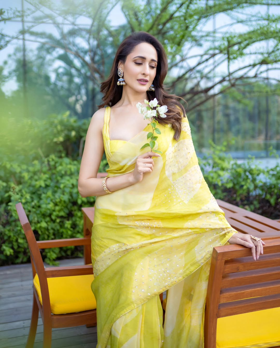 Actress Pragya Jaiswal hot saree images