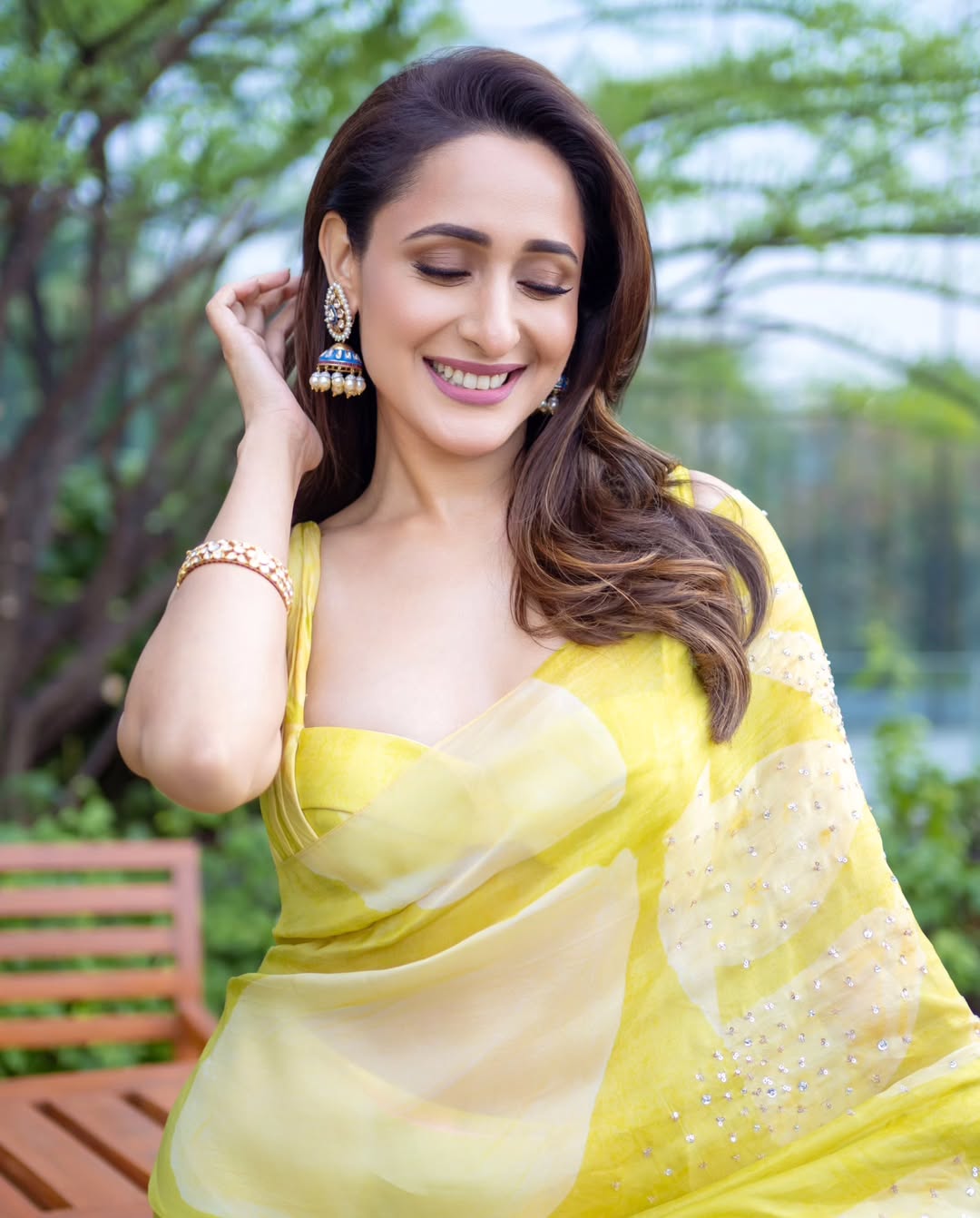 Actress Pragya Jaiswal hot saree images