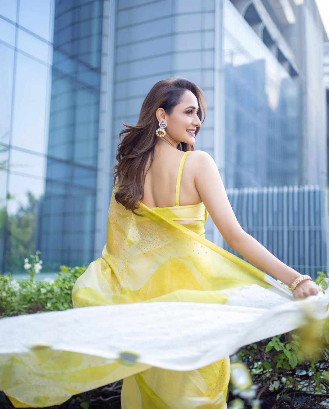 Actress Pragya Jaiswal hot saree images