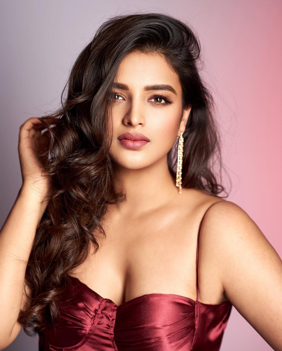 Nidhhi Agerwal hot and sexy images 