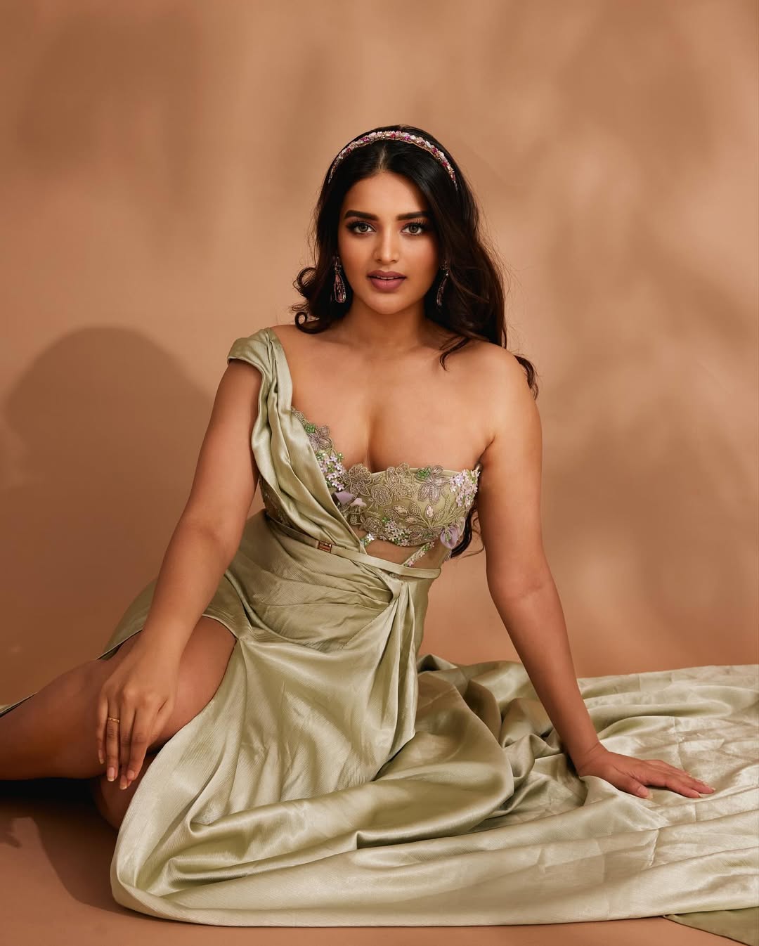 Nidhhi Agerwal hot and sexy images 