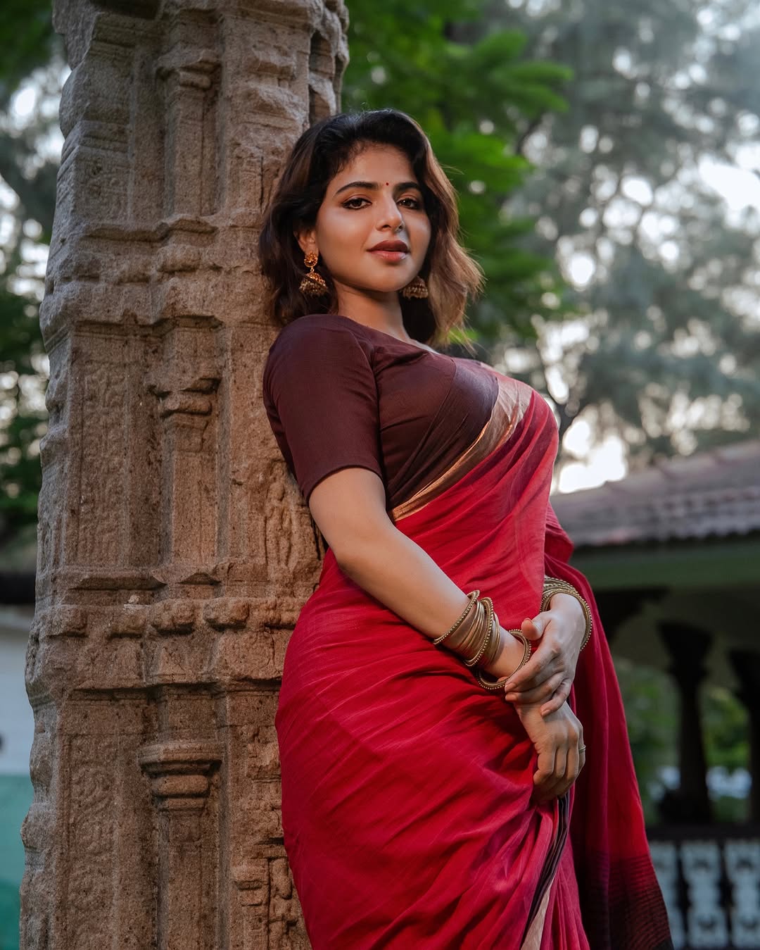 Iswarya Menon hot saree images 