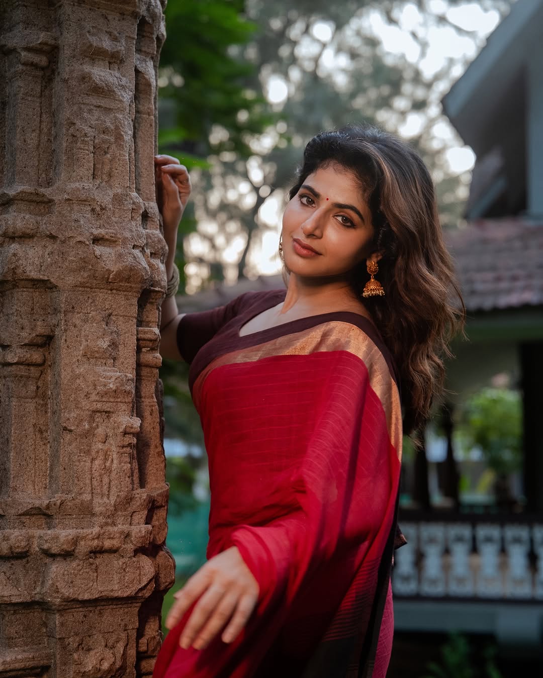 Iswarya Menon hot saree images 