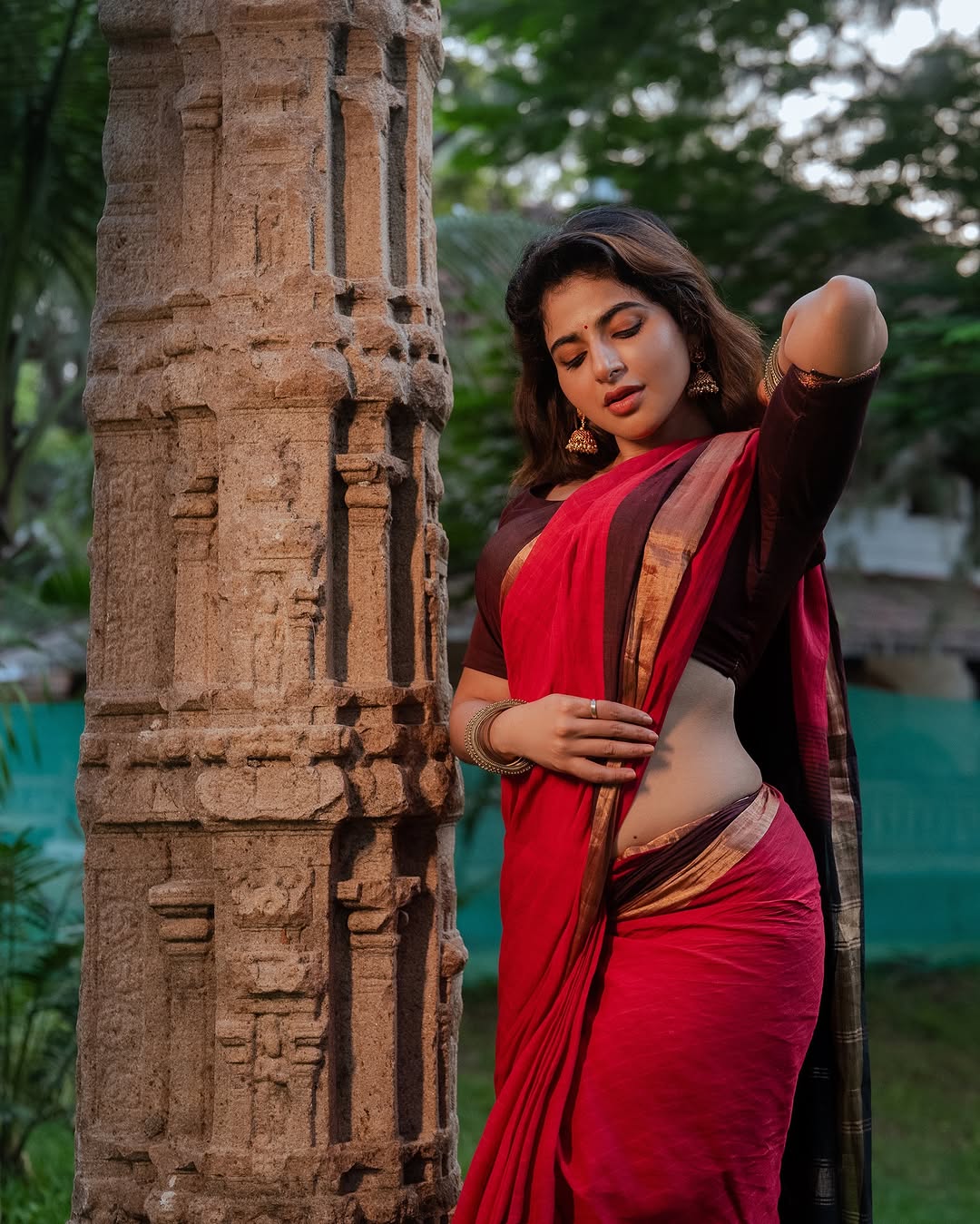 Iswarya Menon hot saree images 