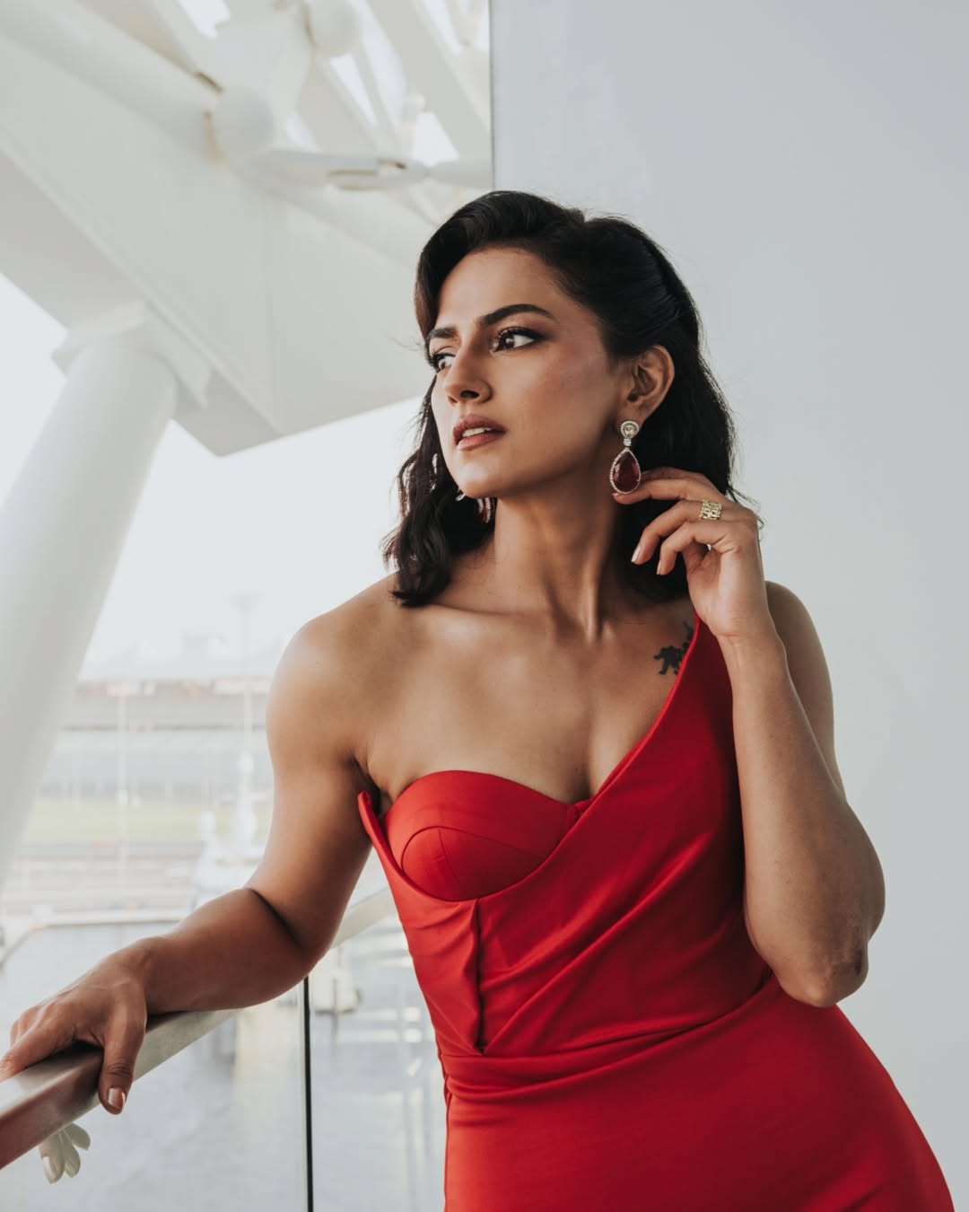 Shraddha Srinath hot and sexy images