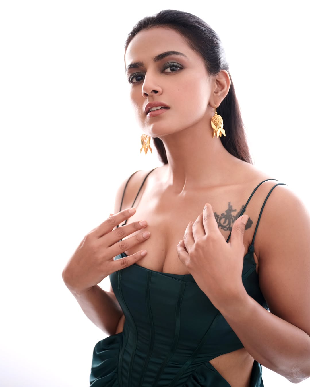 Shraddha Srinath hot and sexy images