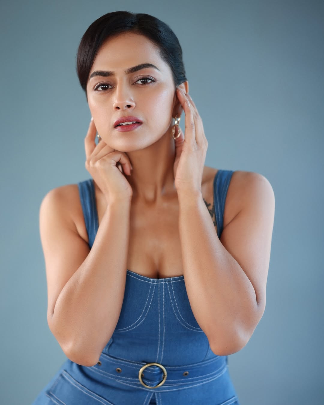 Shraddha Srinath hot and sexy images