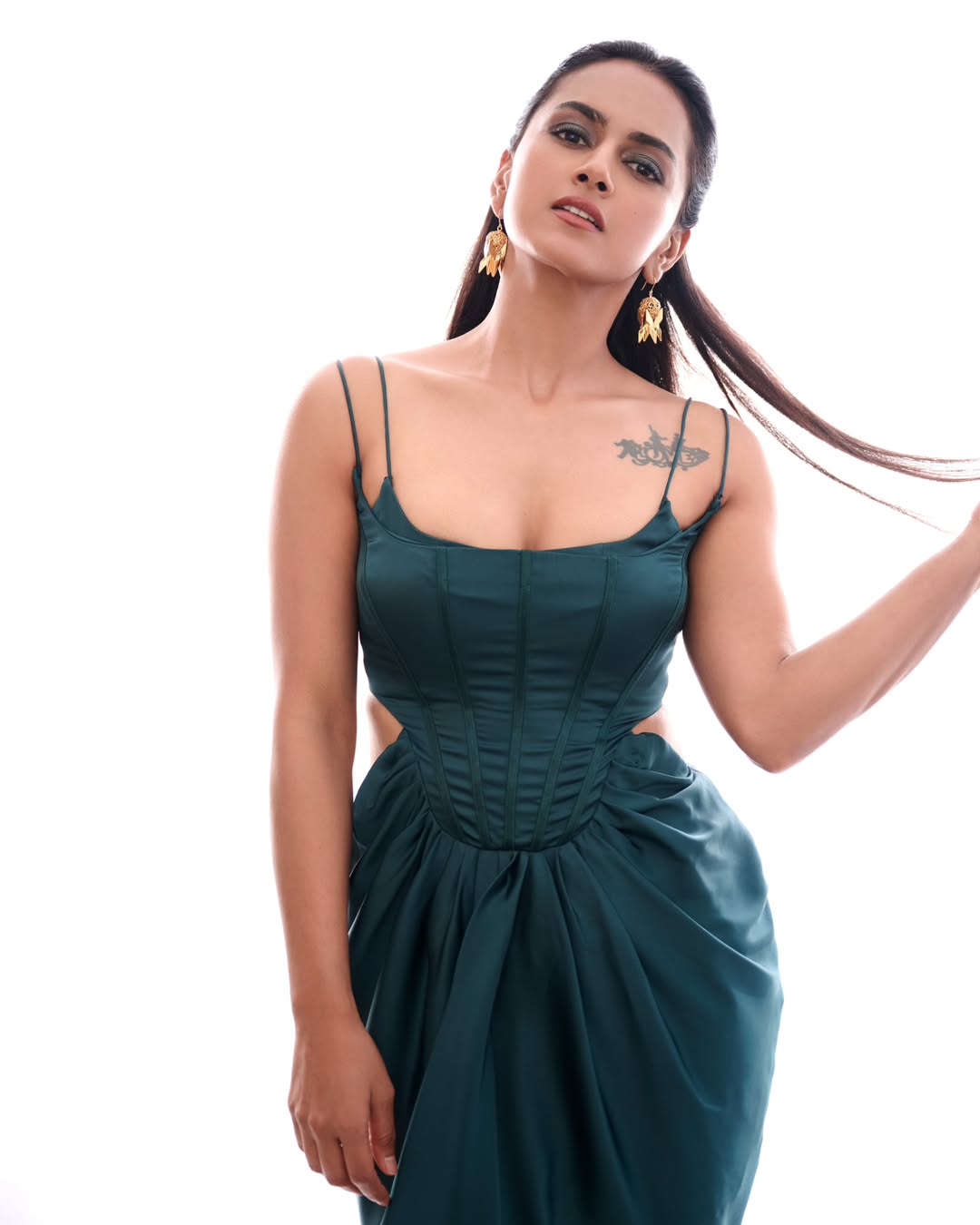 Shraddha Srinath hot and sexy images