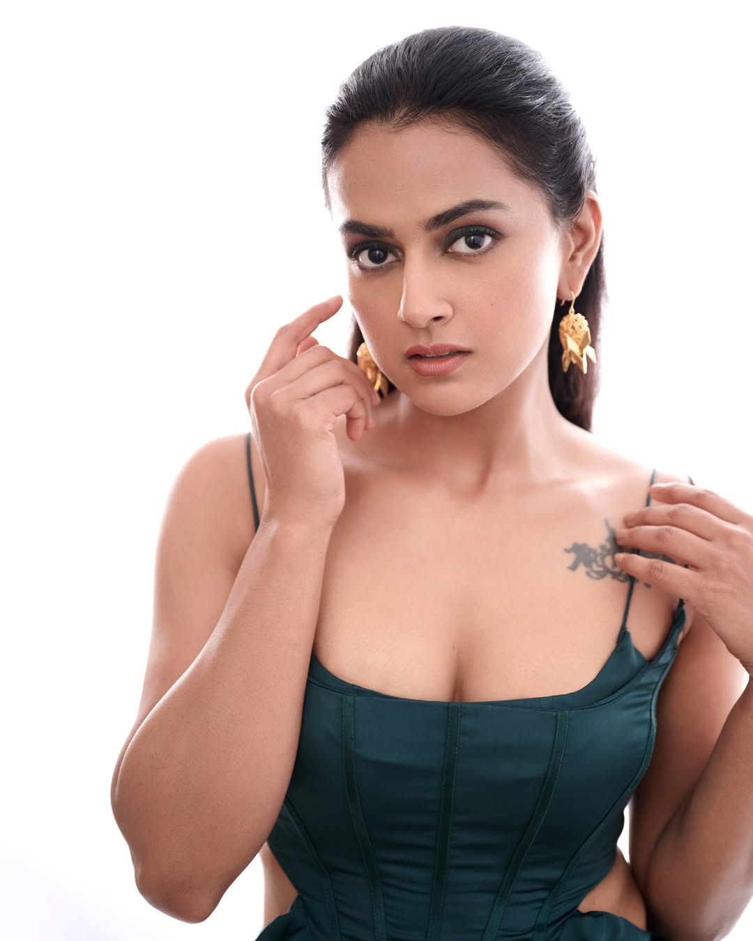 Shraddha Srinath hot and sexy images