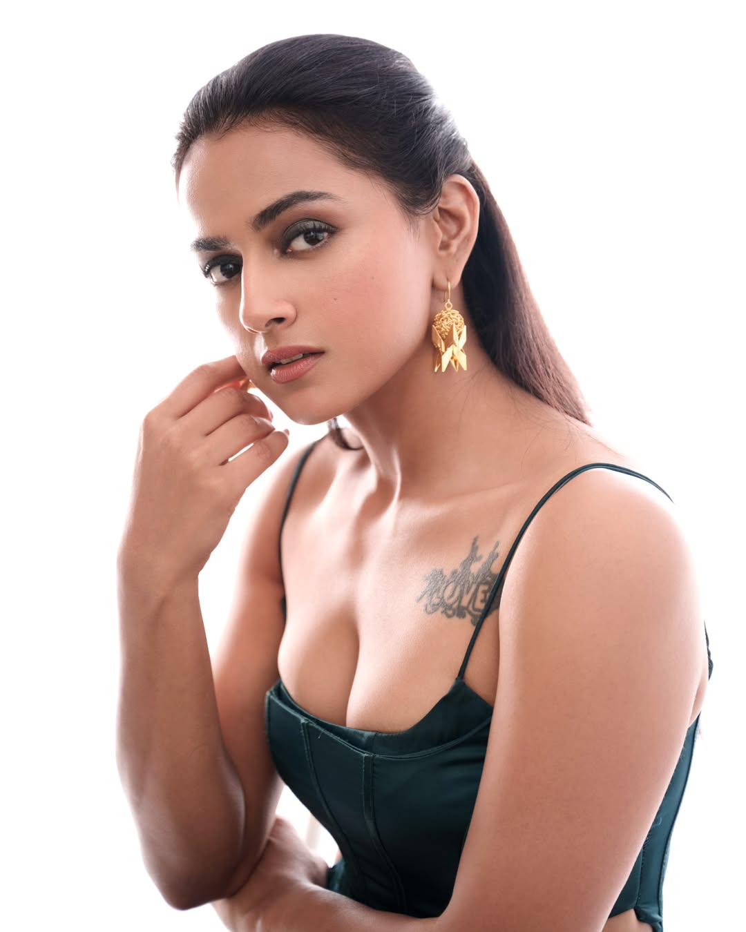 Shraddha Srinath hot and sexy images