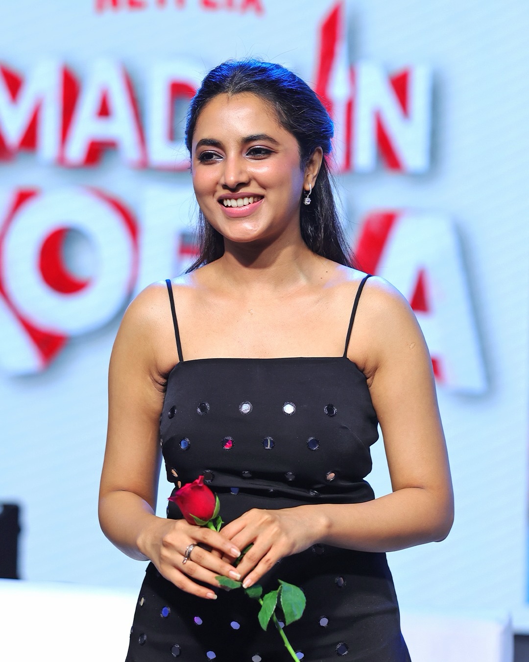 Actress Priyanka Mohan hot and sexy images, saree stills, and HD gallery