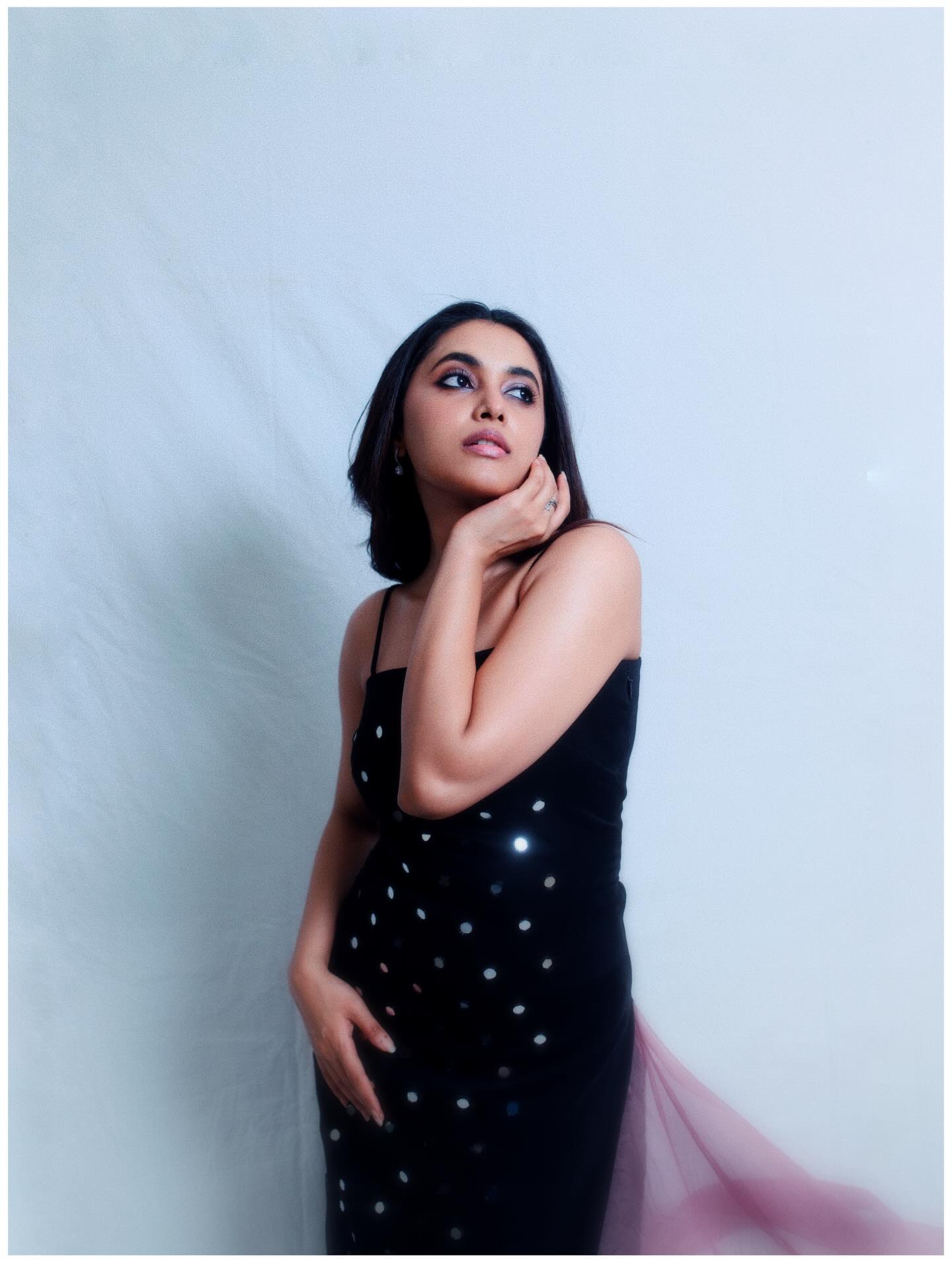 Actress Priyanka Mohan hot and sexy images, saree stills, and HD gallery