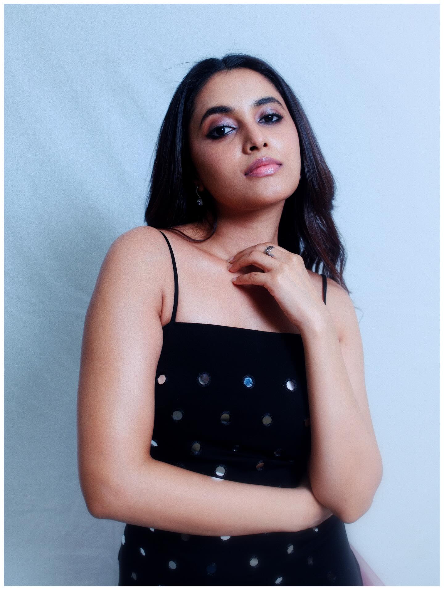 Actress Priyanka Mohan hot and sexy images, saree stills, and HD gallery