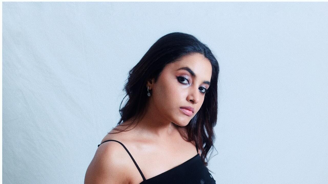 Actress Priyanka Mohan hot and sexy images, saree stills, and HD gallery