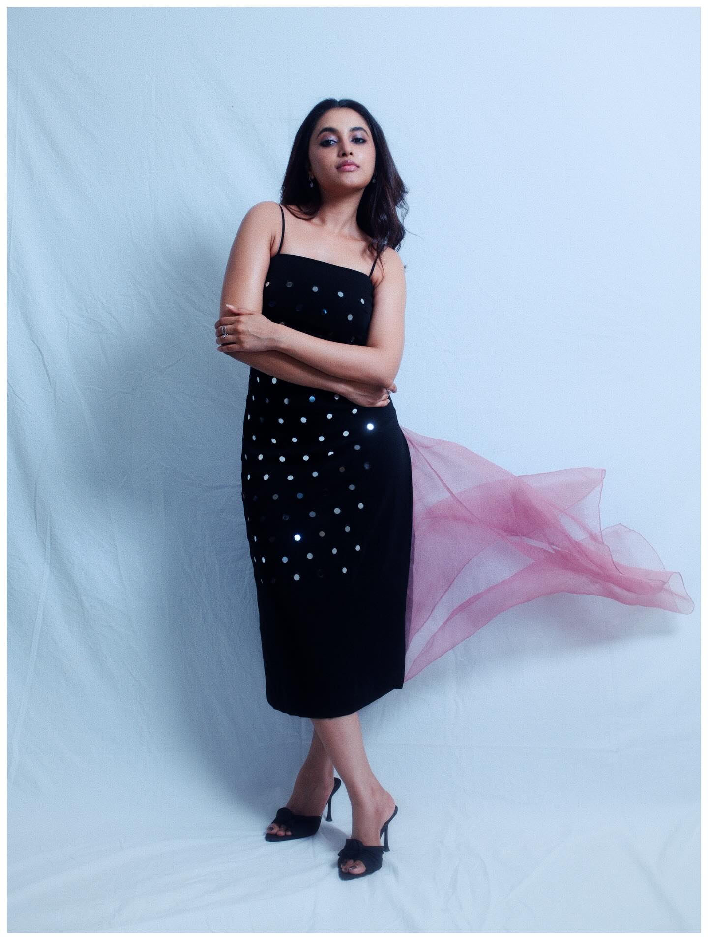 Actress Priyanka Mohan hot and sexy images, saree stills, and HD gallery
