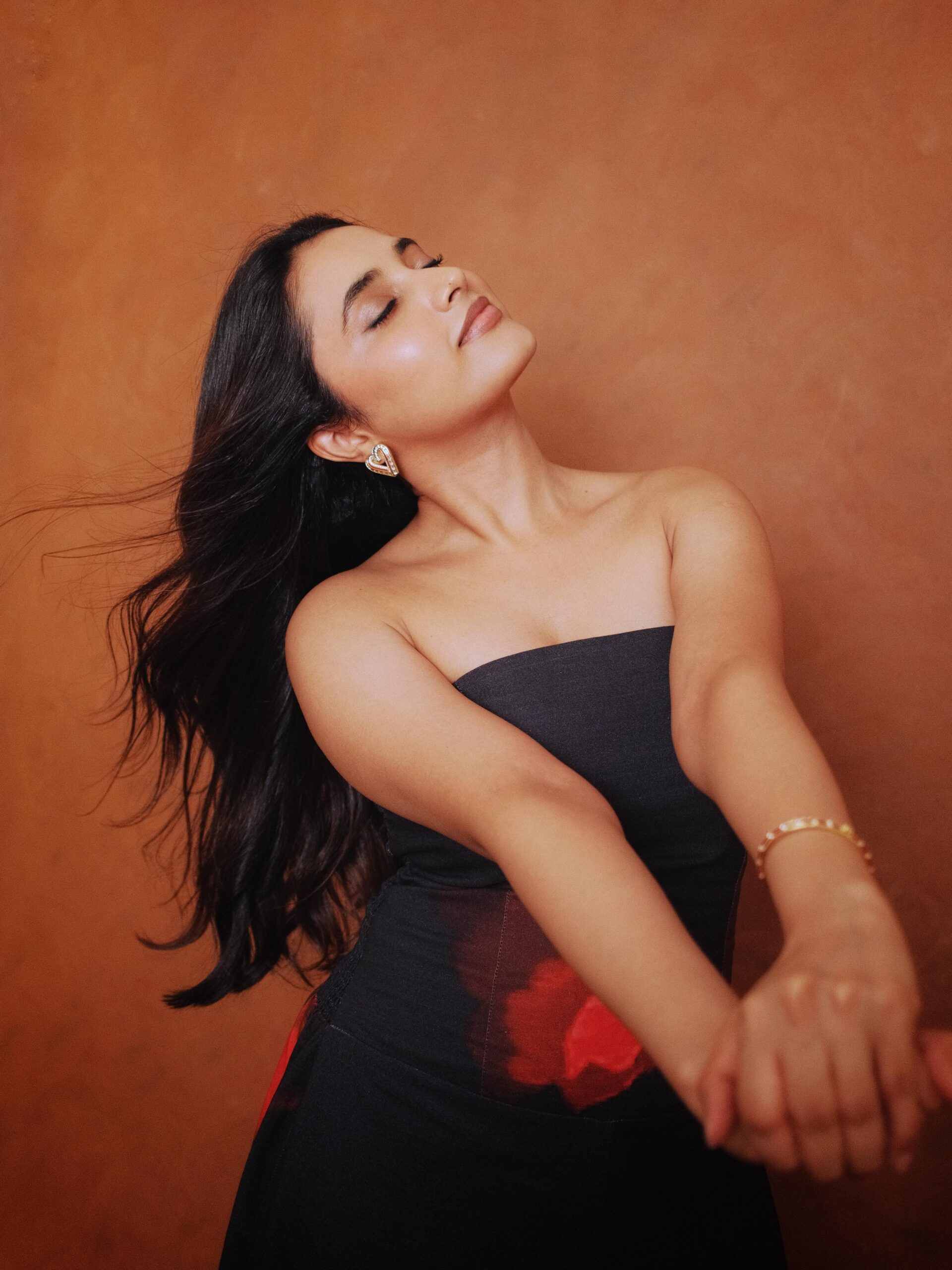 Actress Priyanka Mohan hot and sexy images, saree stills, and HD gallery