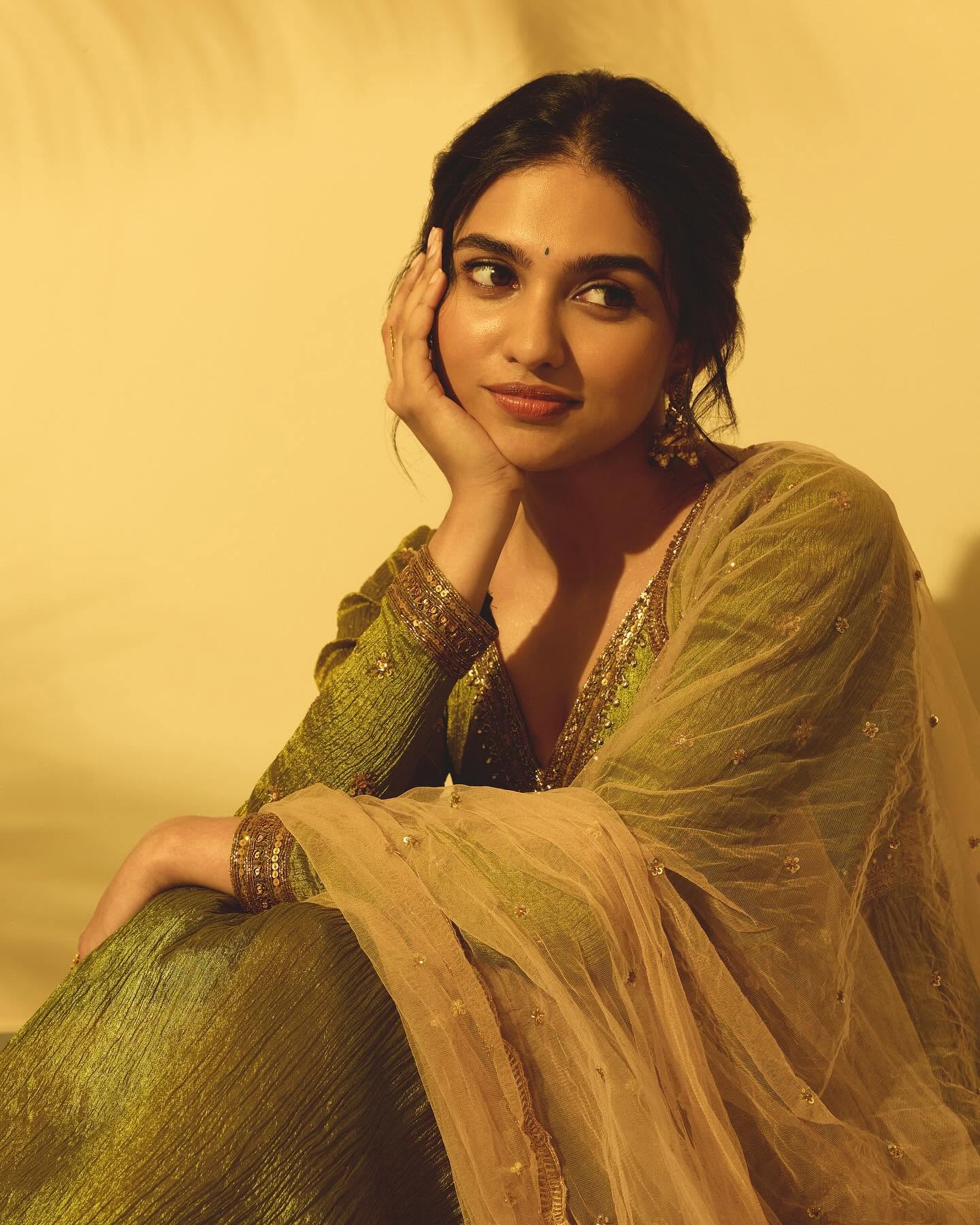Mamitha Baiju Latest Hot and sexy pics
