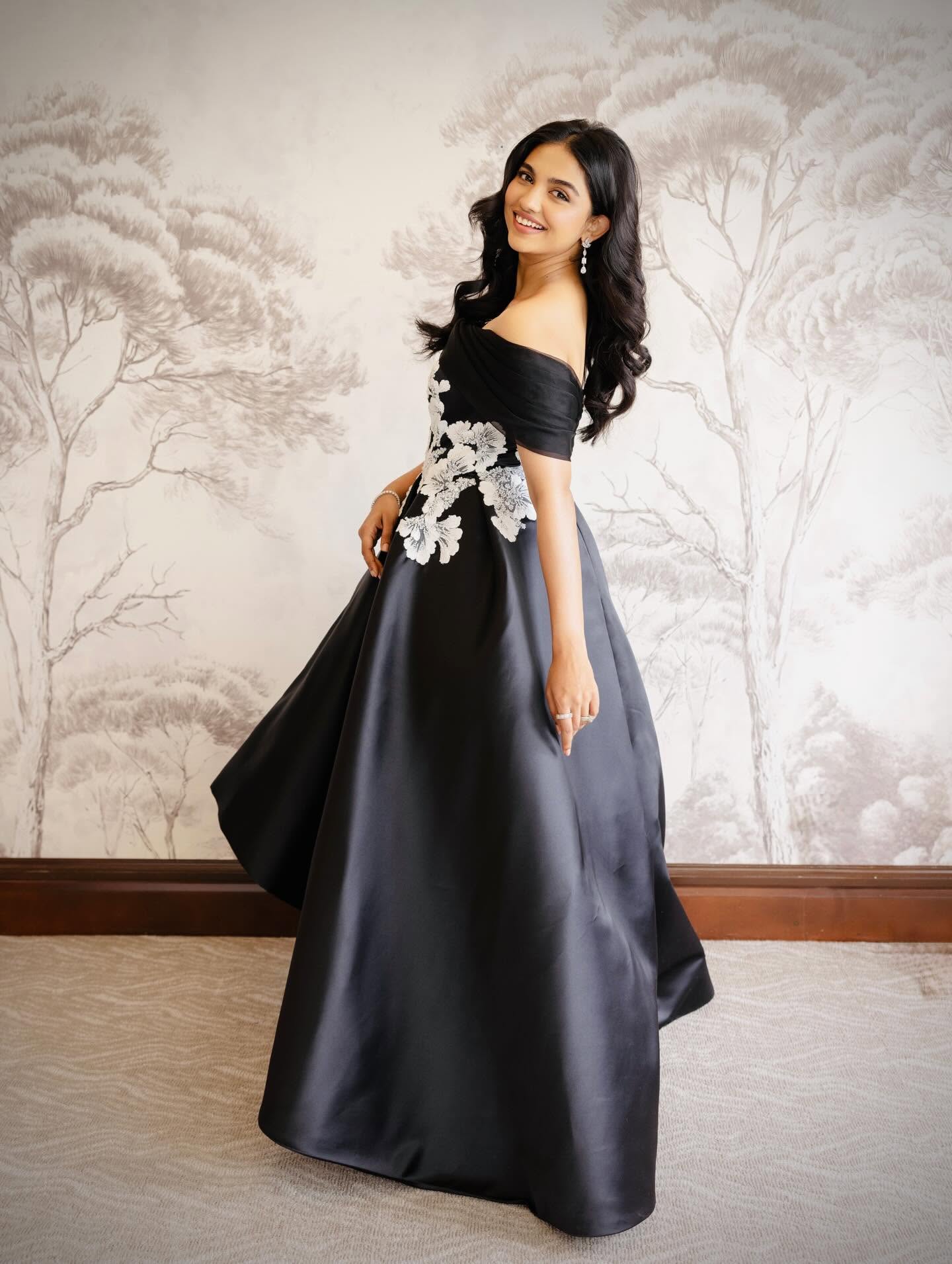Mamitha Baiju Latest Hot and sexy pics