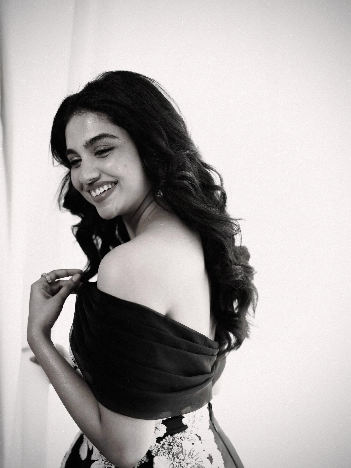 Mamitha Baiju Latest Hot and sexy pics