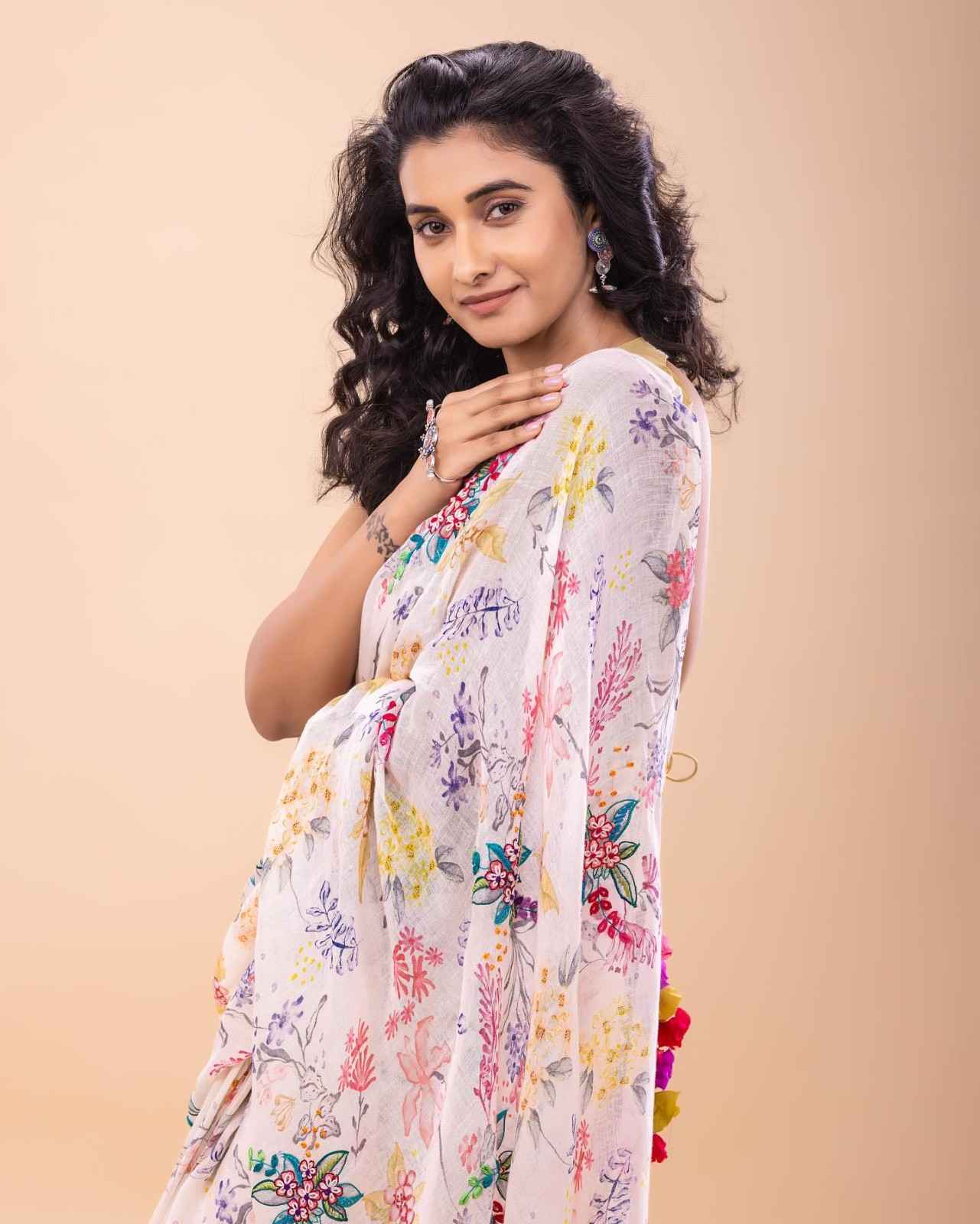 Priya Bhavani Shankar hot images, sexy saree photos, HD gallery