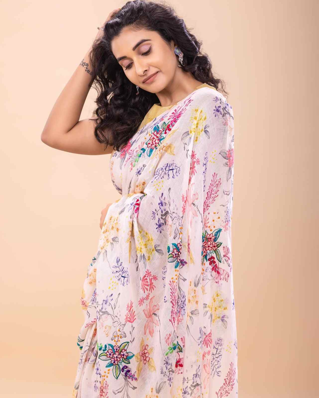Priya Bhavani Shankar hot images, sexy saree photos, HD gallery