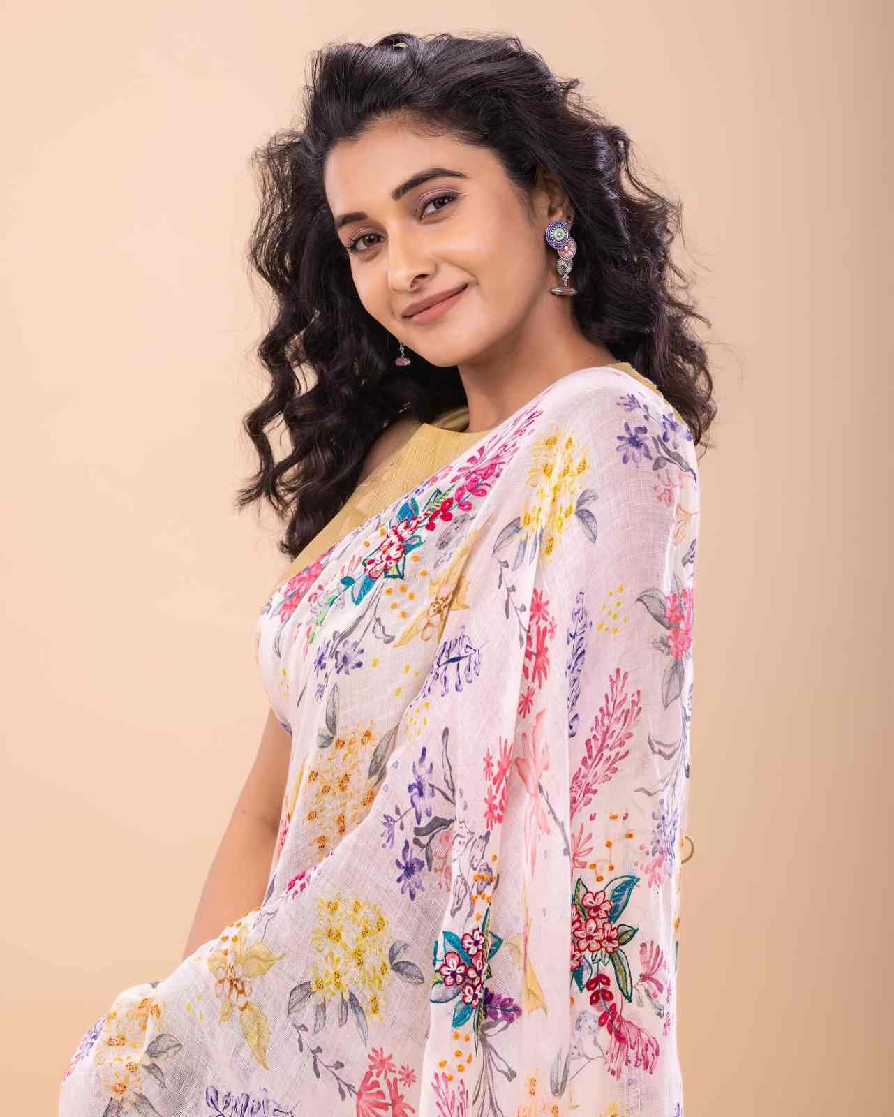 Priya Bhavani Shankar hot images, sexy saree photos, HD gallery