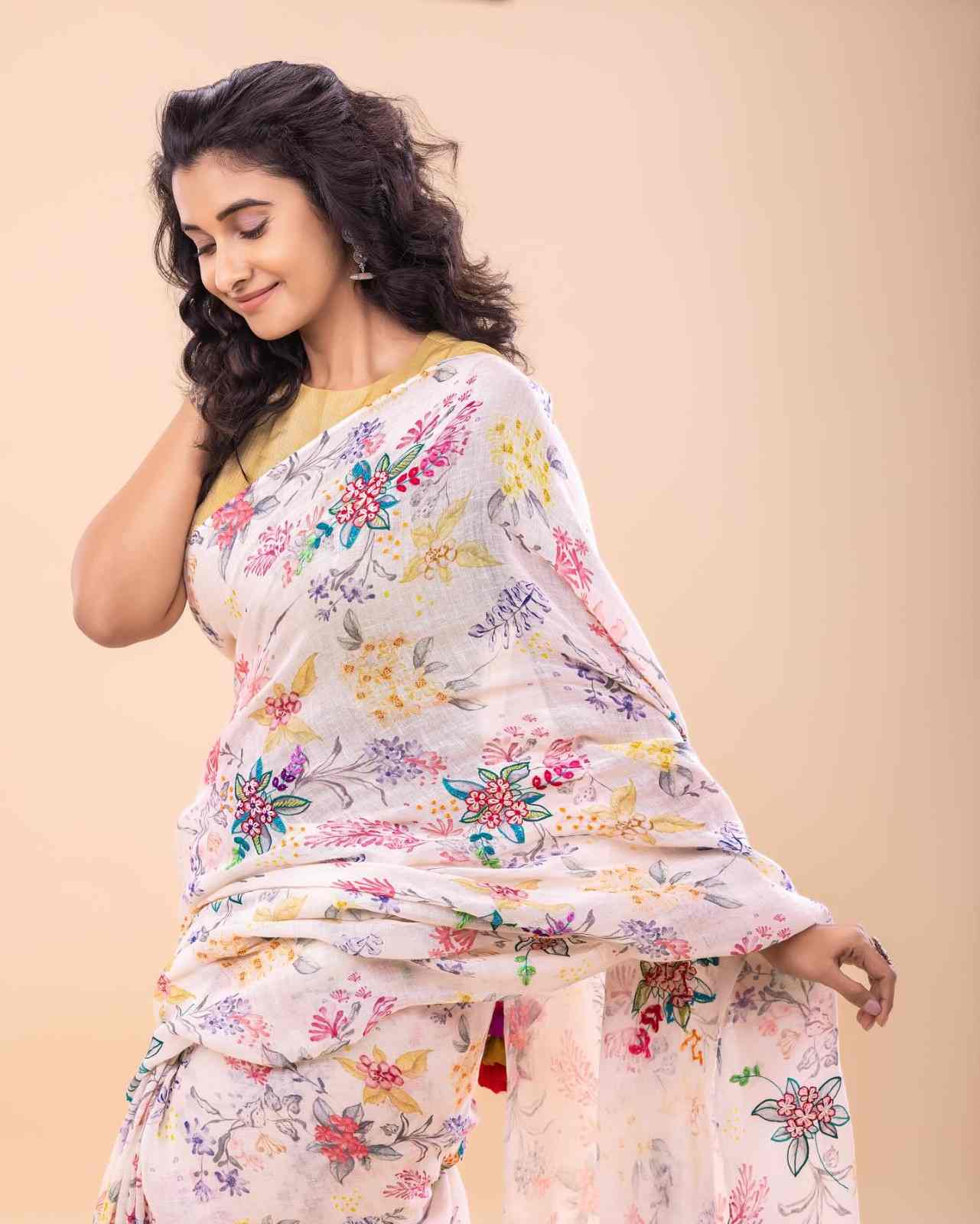 Priya Bhavani Shankar hot images, sexy saree photos, HD gallery