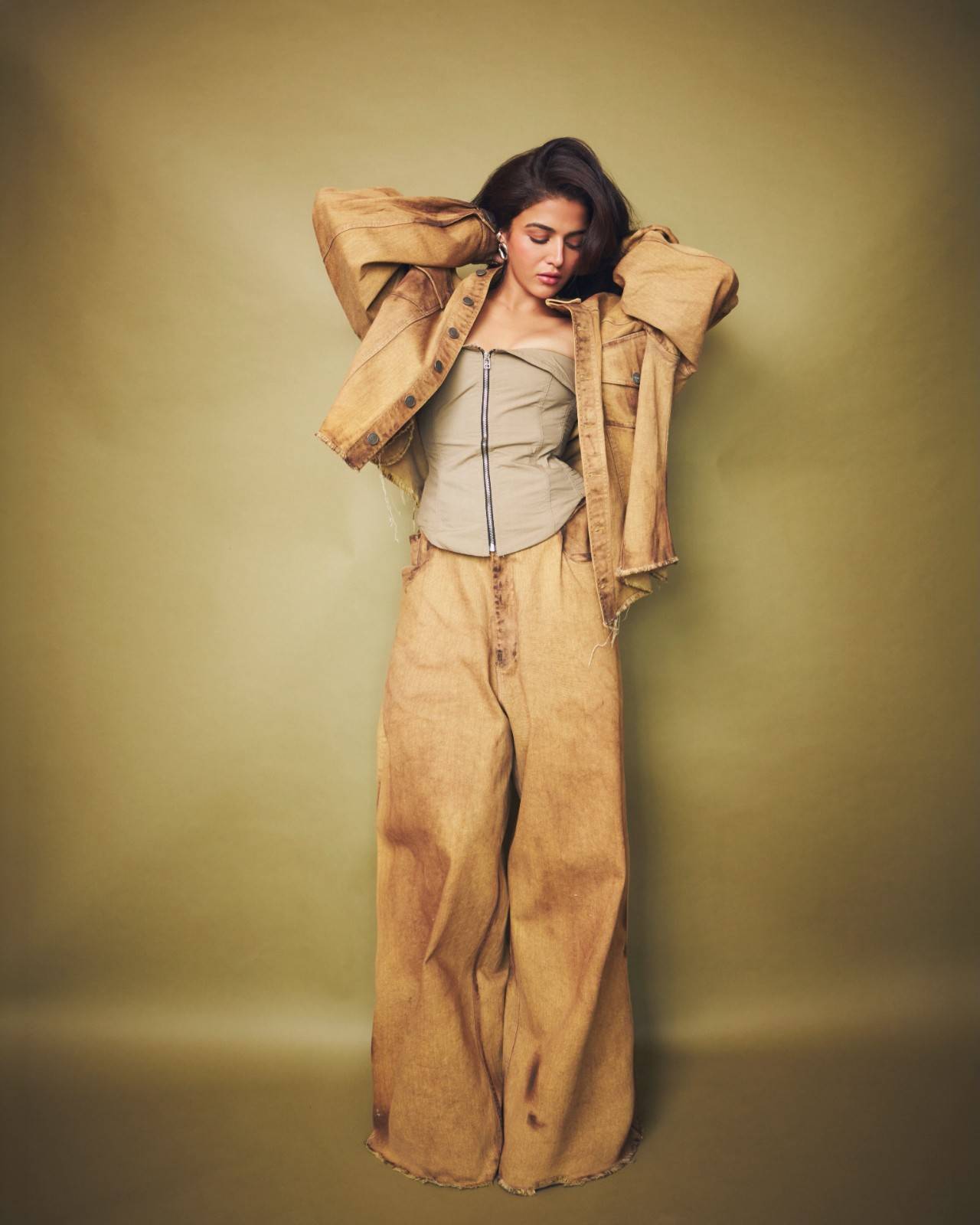 Wamiqa Gabbi sexy photos, hot images, hd gallery, navel pics