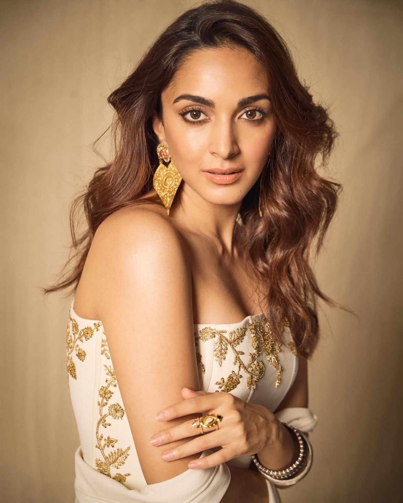 check out Kiara Advani sexy images, navel photos, latest hd gallery
