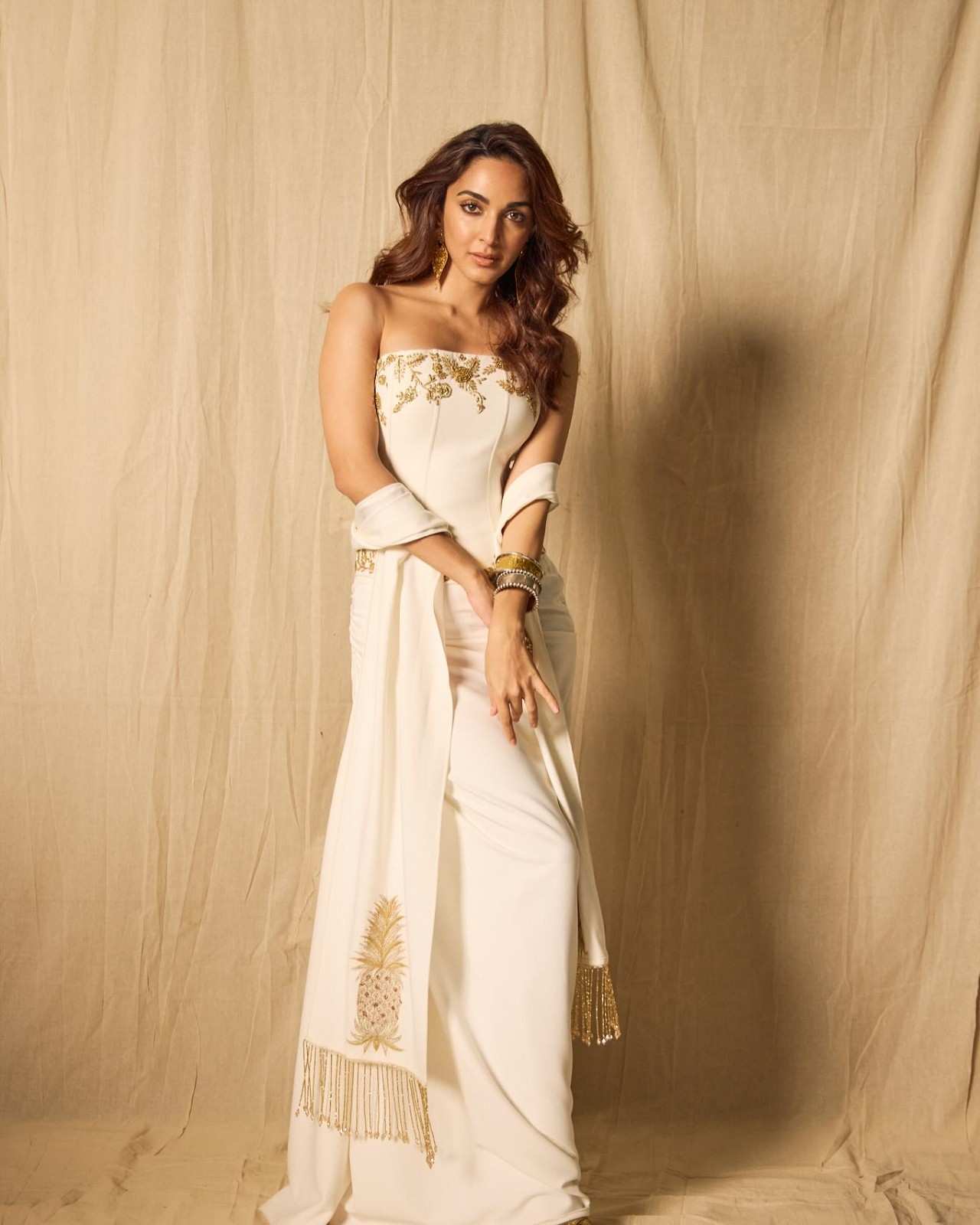 check out Kiara Advani sexy images, navel photos, latest hd gallery