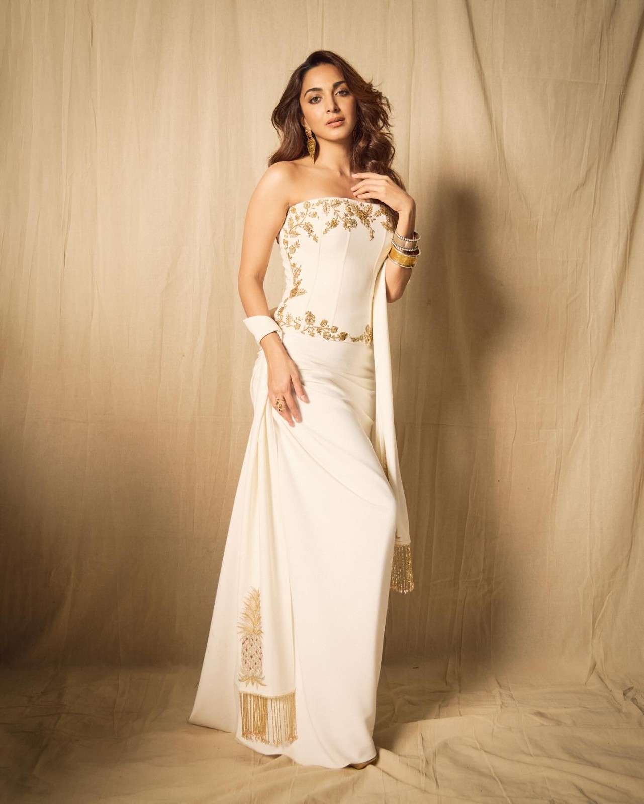 check out Kiara Advani sexy images, navel photos, latest hd gallery