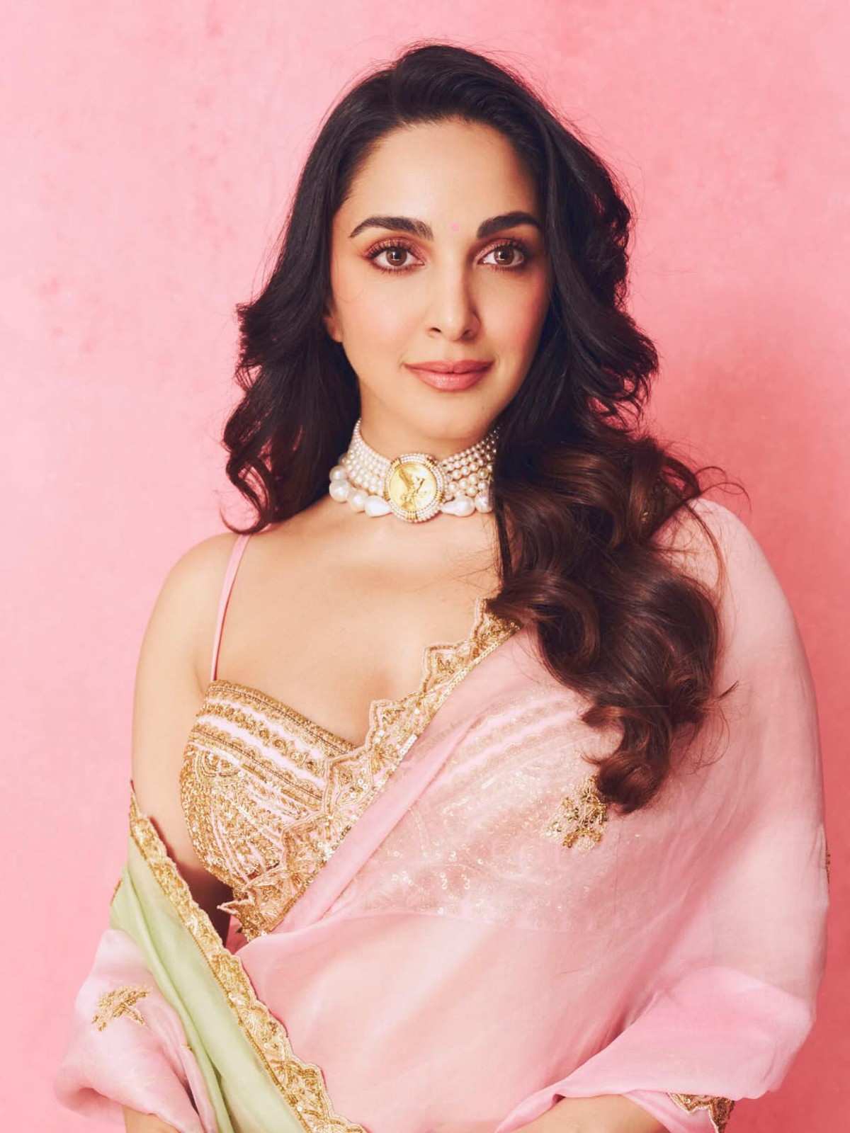check out Kiara Advani sexy images, navel photos, latest hd gallery
