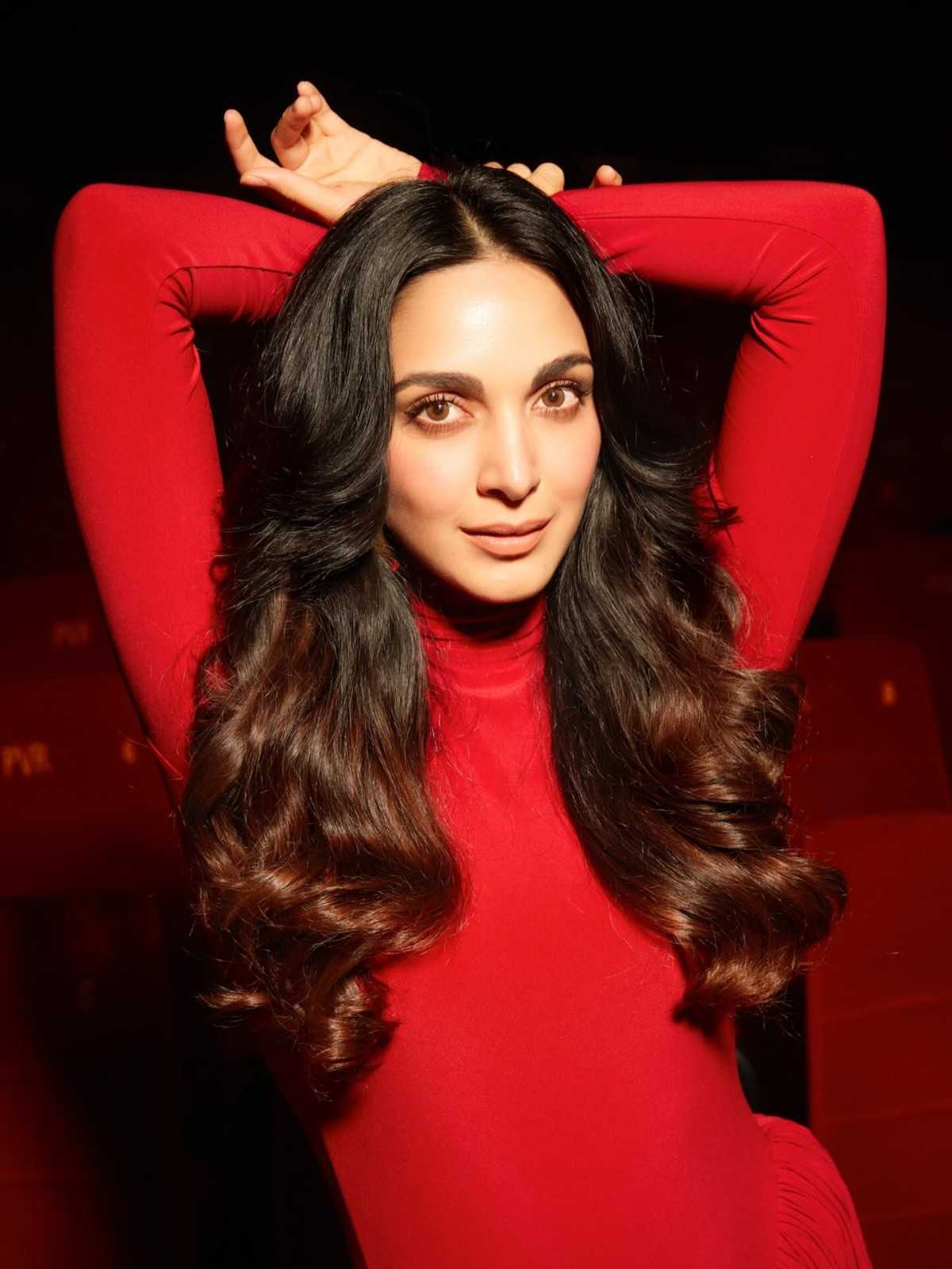 check out Kiara Advani sexy images, navel photos, latest hd gallery