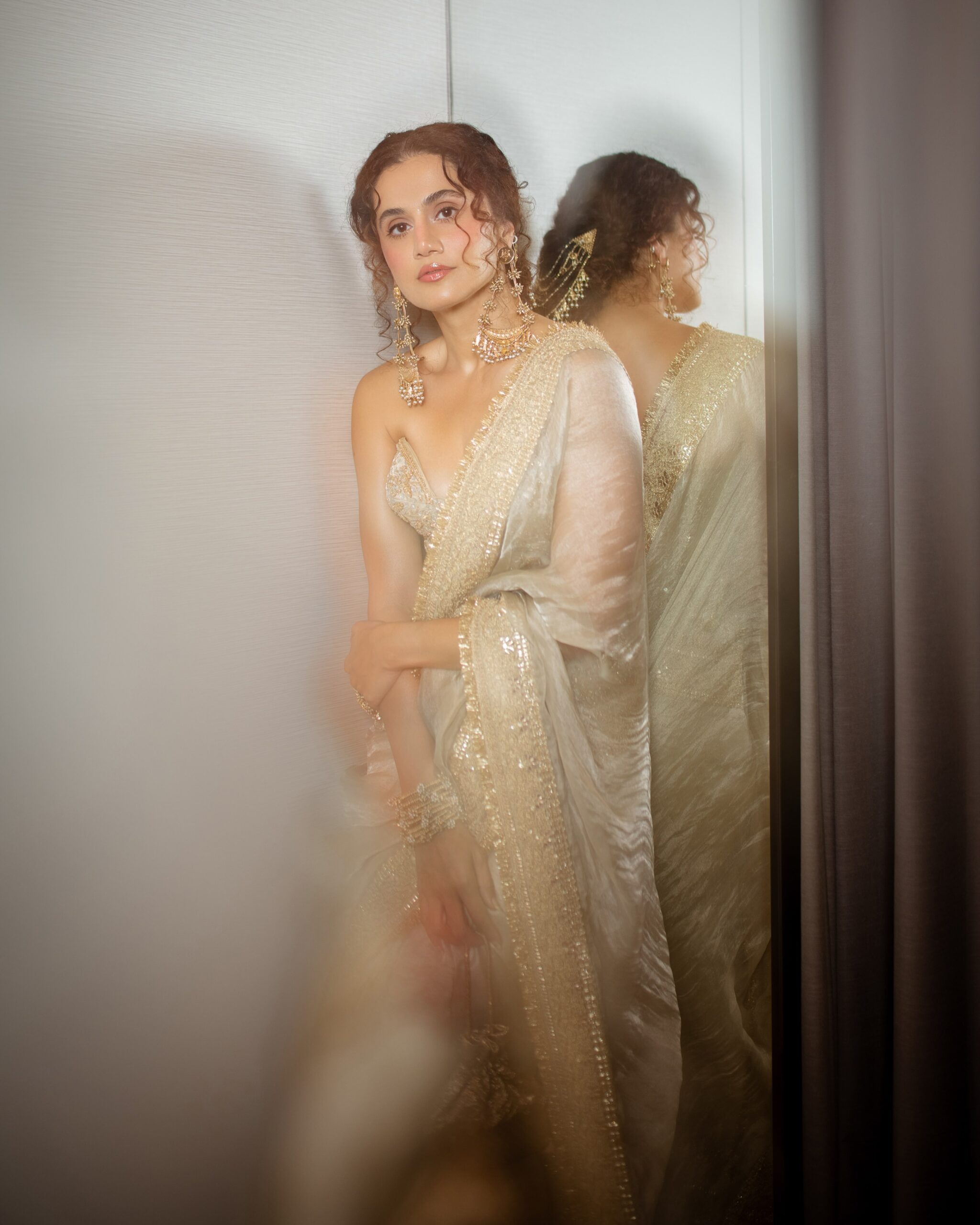 Actress Tapsee Pannu Latest sexy saree images