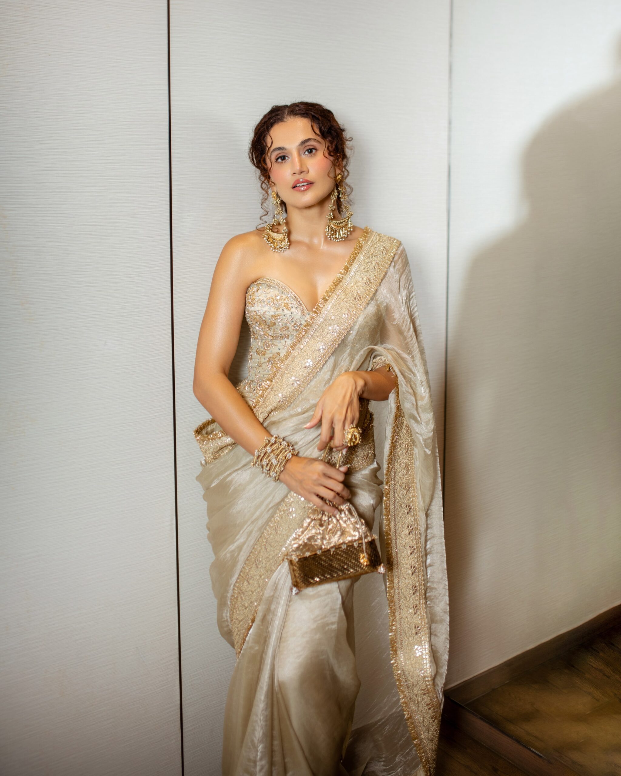 Actress Tapsee Pannu Latest sexy saree images