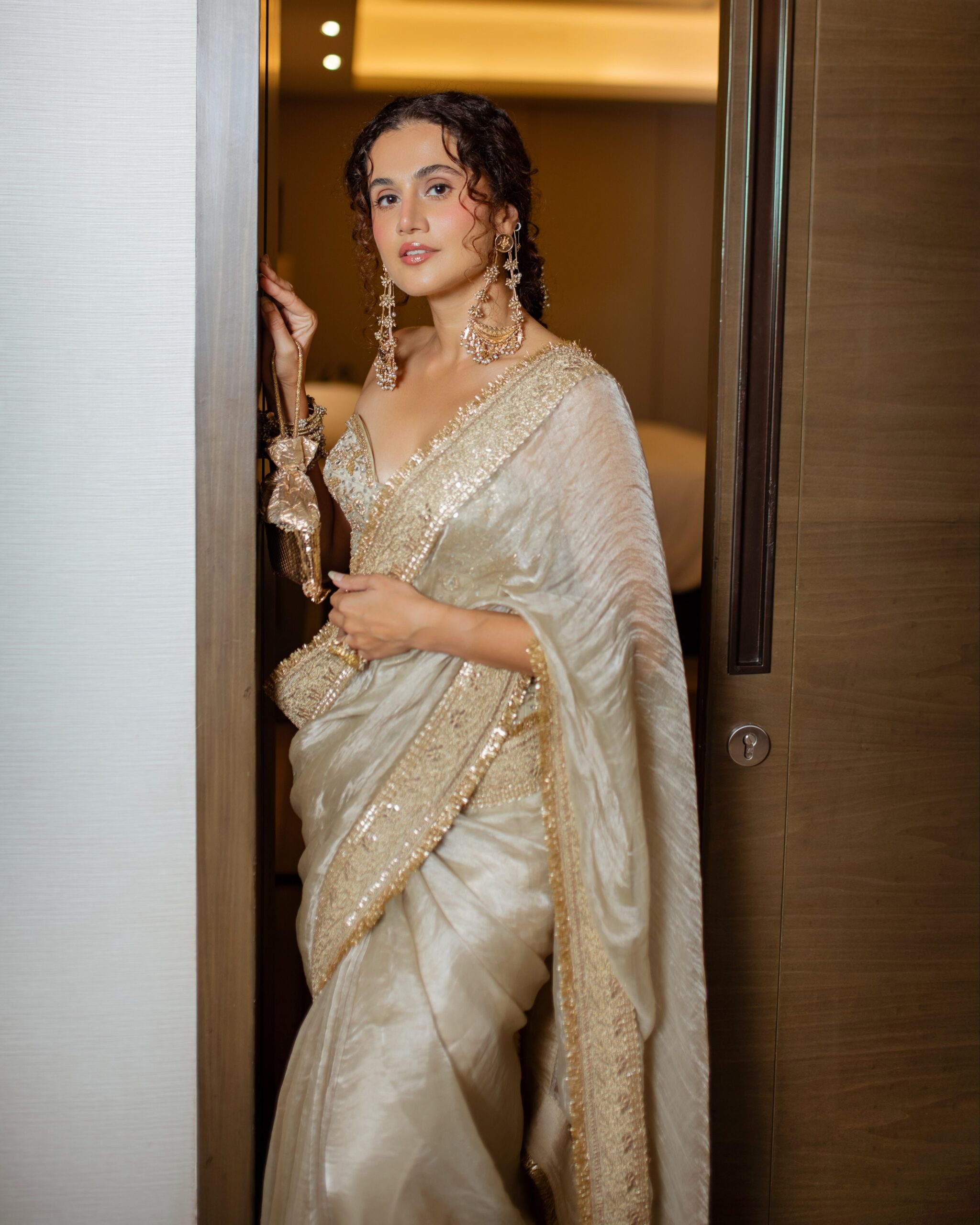 Actress Tapsee Pannu Latest sexy saree images