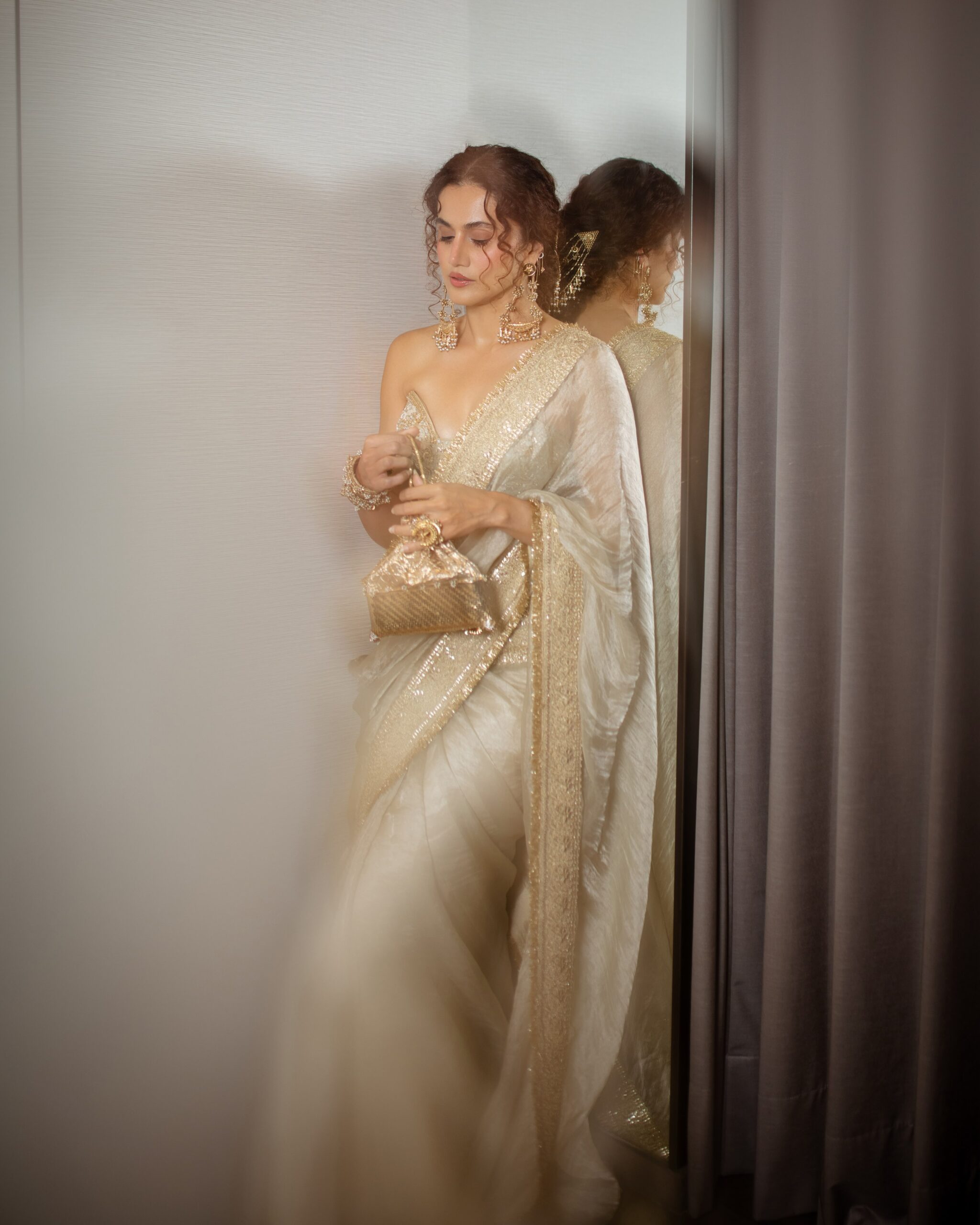 Actress Tapsee Pannu Latest sexy saree images