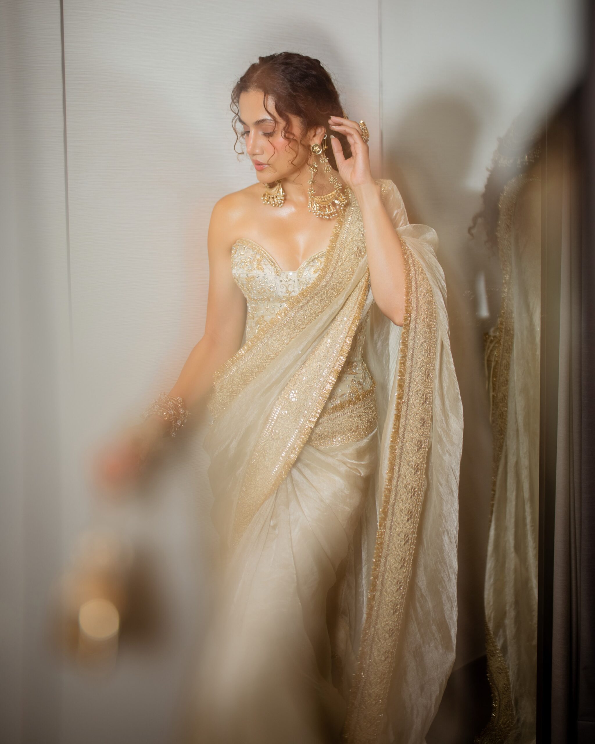 Actress Tapsee Pannu Latest sexy saree images
