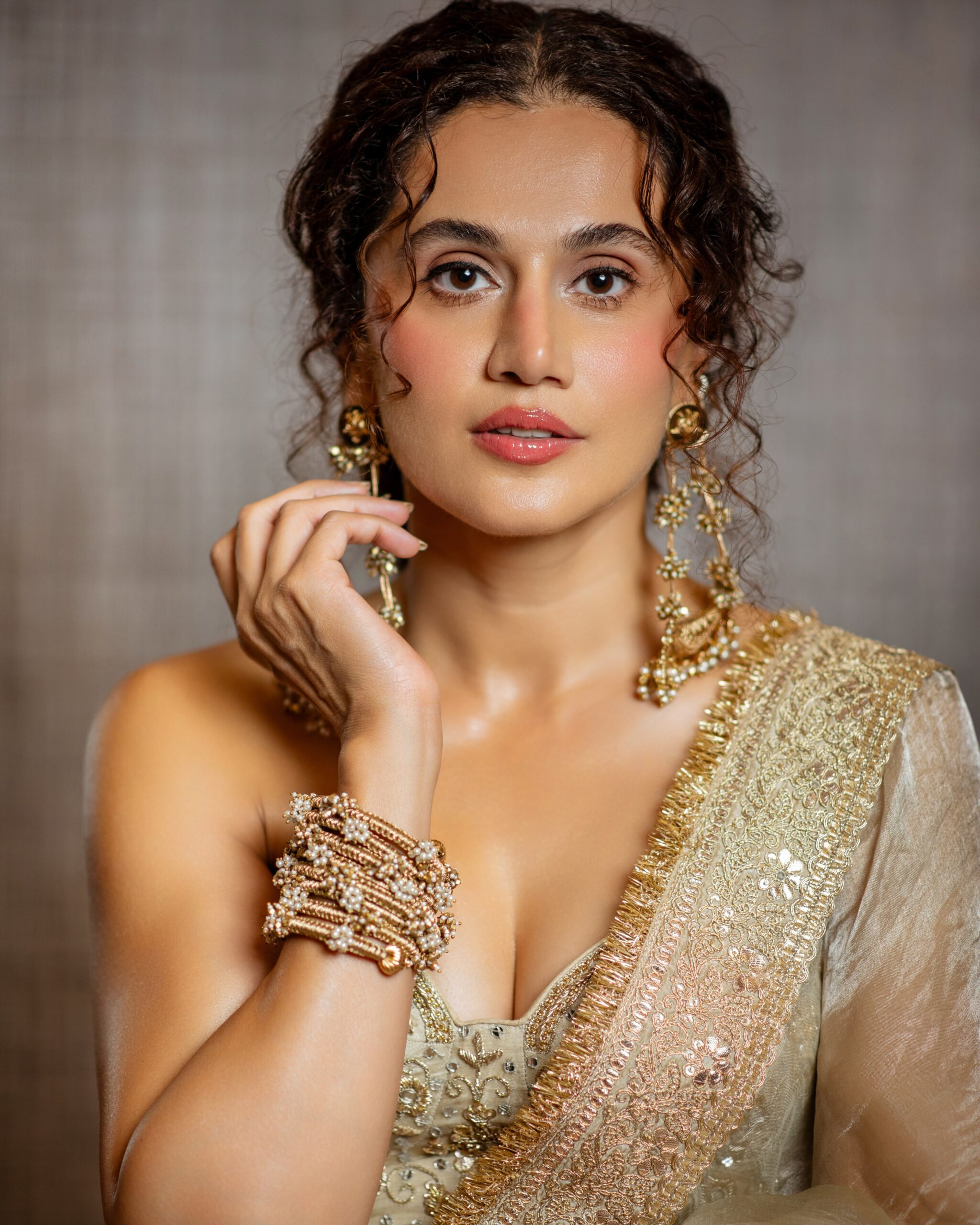 Actress Tapsee Pannu Latest sexy saree images
